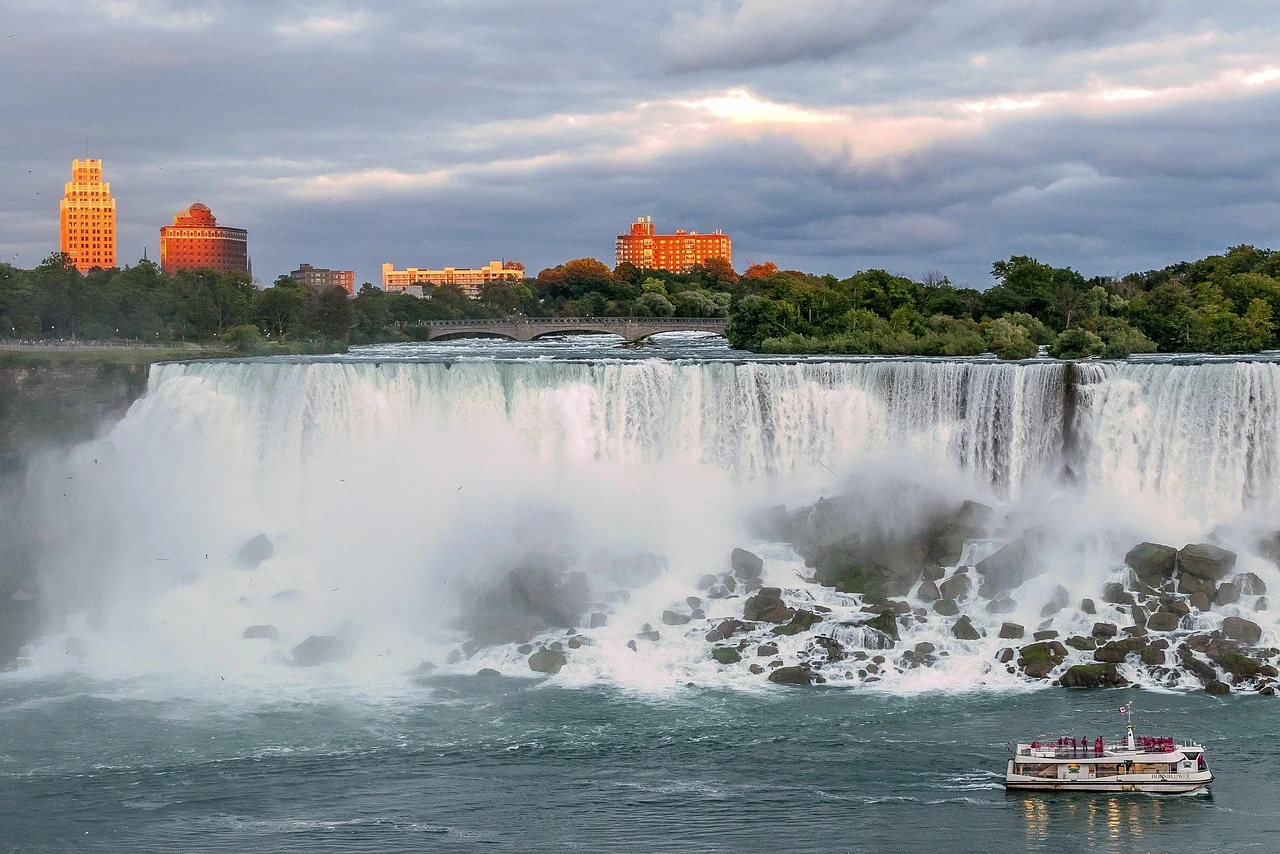 Niagara Falls (Waterfall)